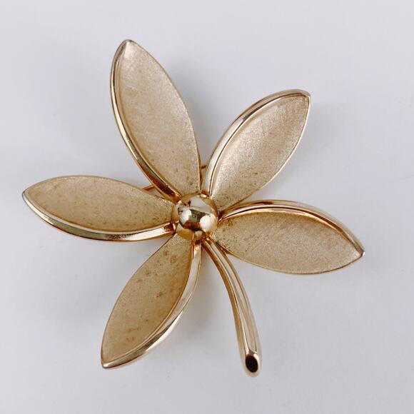 Signed Trifari Mid Century Gold Tone Floral Brooch Retro 1960s Costume Jewelry - Picture 4 of 12